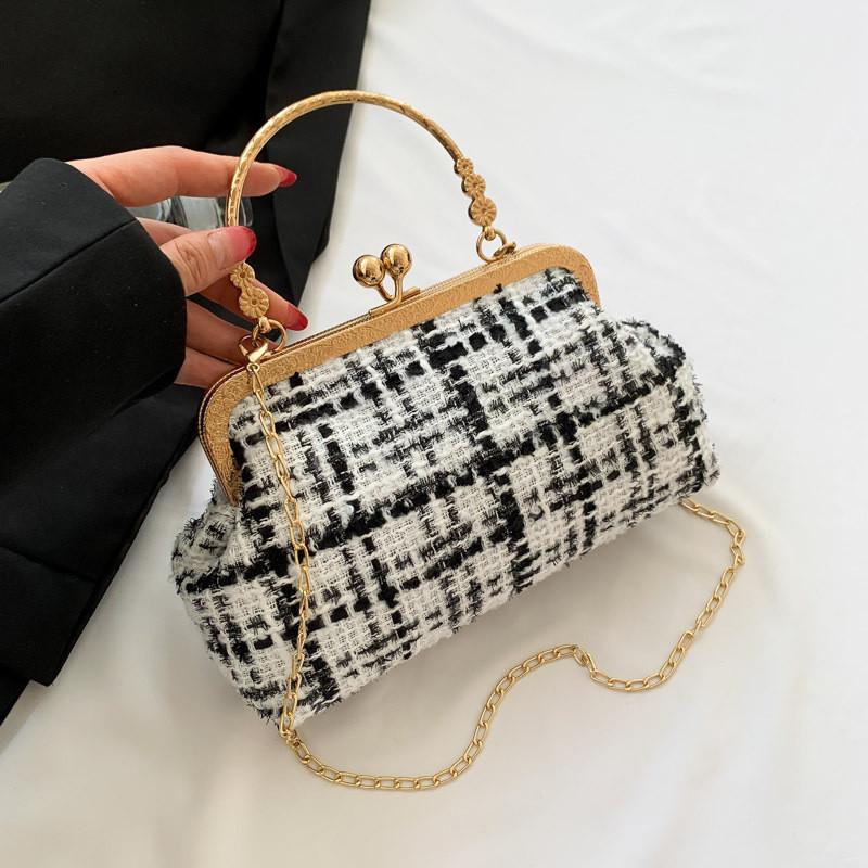 

Timeless Vintage Shell Bag Stylish Woven Purse Perfect For Casual Street Style білий