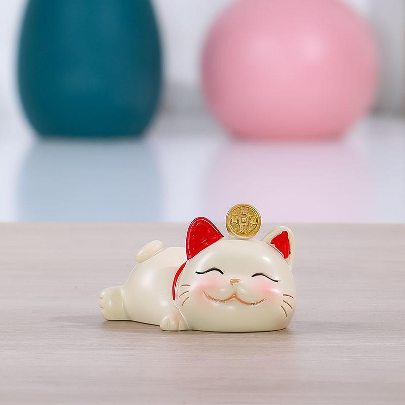 Handmade Resin Lucky Cat Figurine: Cute Desk Decoration and Creative Office Gift 2025