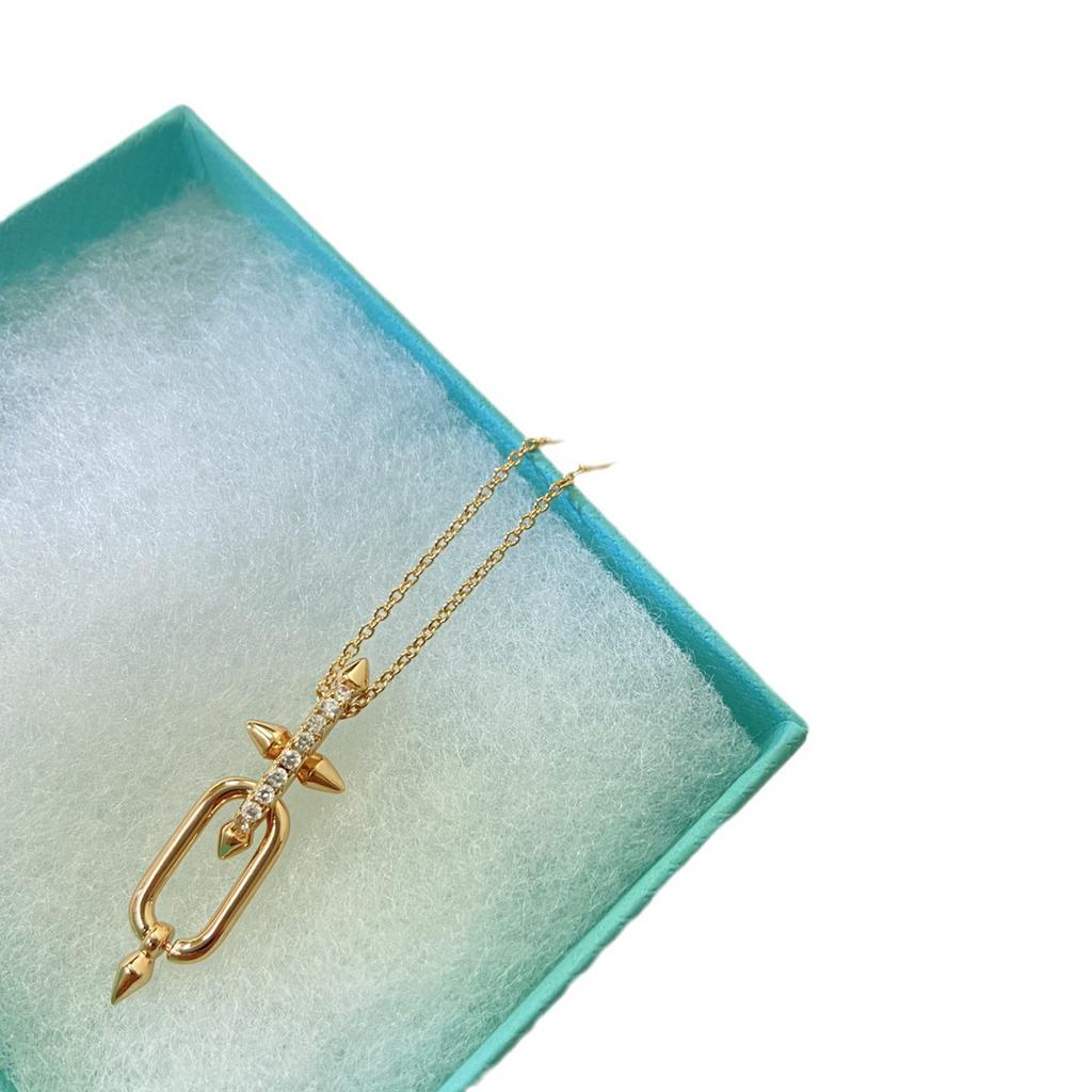 V Or T Maison Collier Féminin Cône Pointu Trident Demi Diamant Pendentif Européen et Américain Rivet Collier Chaîne Clavicule