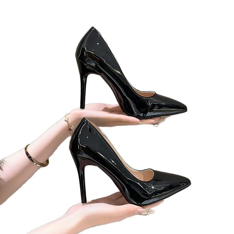 Jarní nové lodičky s jehlovým podpatkem a špičatou špičkou v tělové barvě, s mělkým výstřihem, lesklý lakovaný povrch, vhodné pro společenské události, velký rozměr, jednotlivé boty