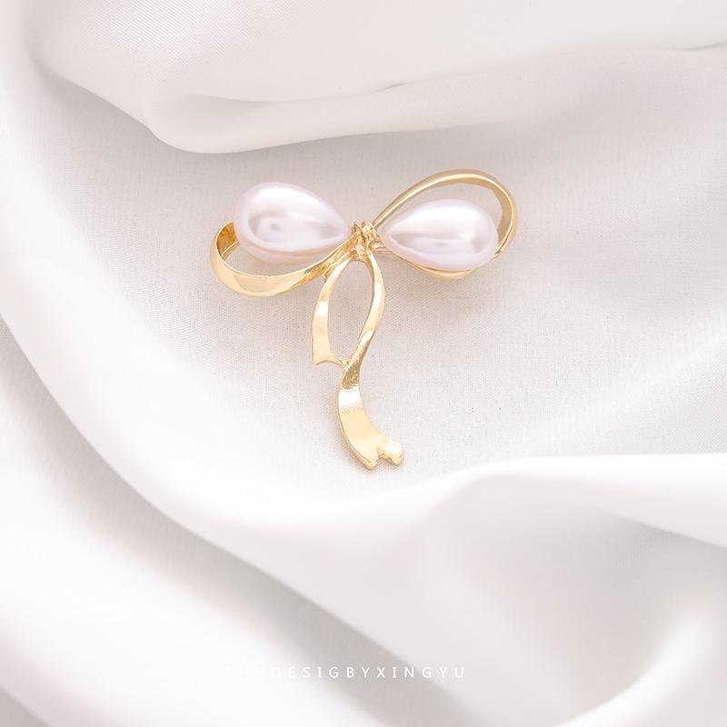 Broche Elegante de Pérola Dourada e Espiga de Trigo: Acessório Versátil e de Alta Qualidade para Mulheres