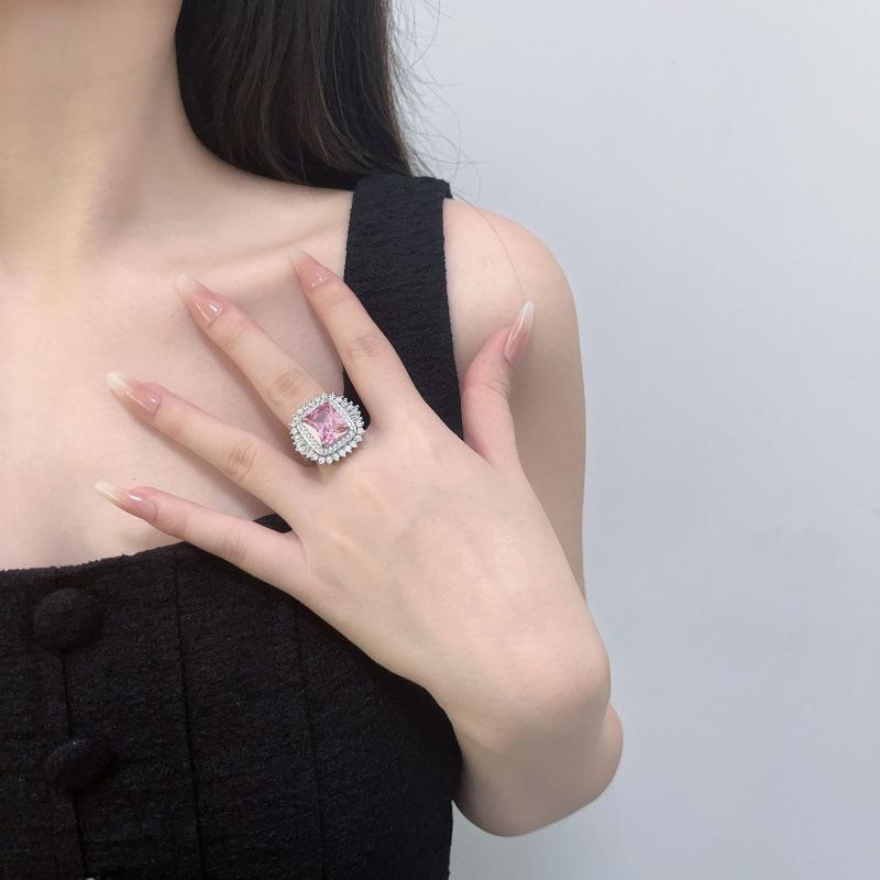 

Квадратный Высокоуглеродистый Высококачественный Бриллиантовый Набор Колец с Розовым Бриллиантом Цветным Сокровищем Кольцо Ювелирный Стиль No. 10