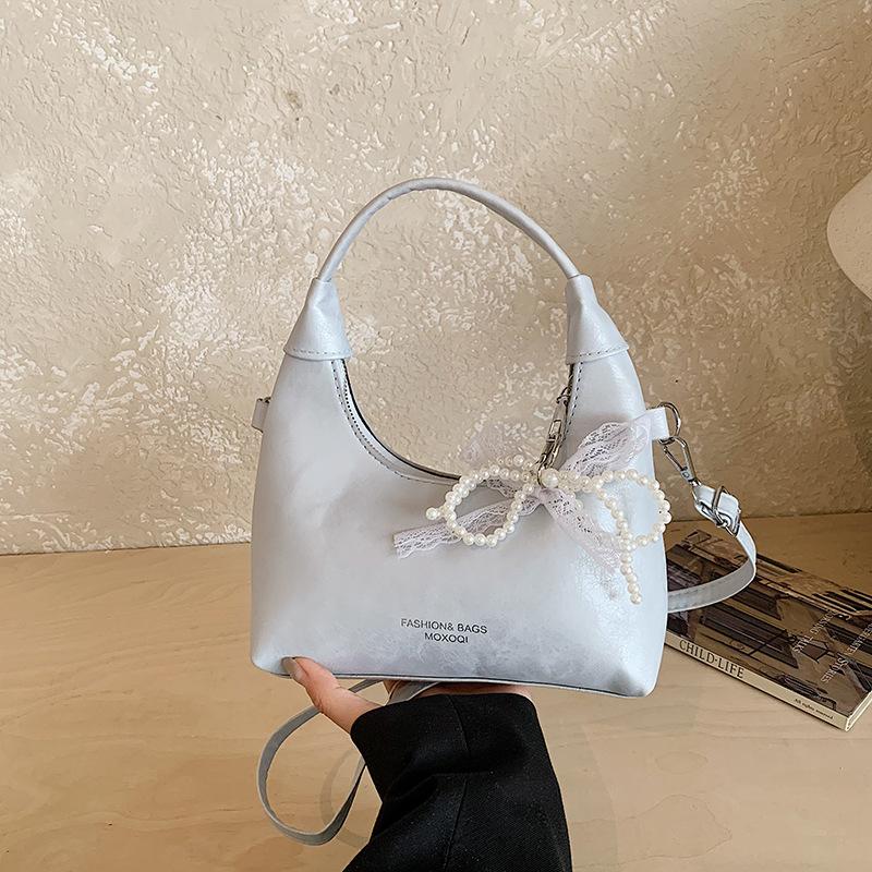 A Stylish and Fashionable Single-shoulder Crossbody Bag with A Luxurious Texture for Commuting To Work.