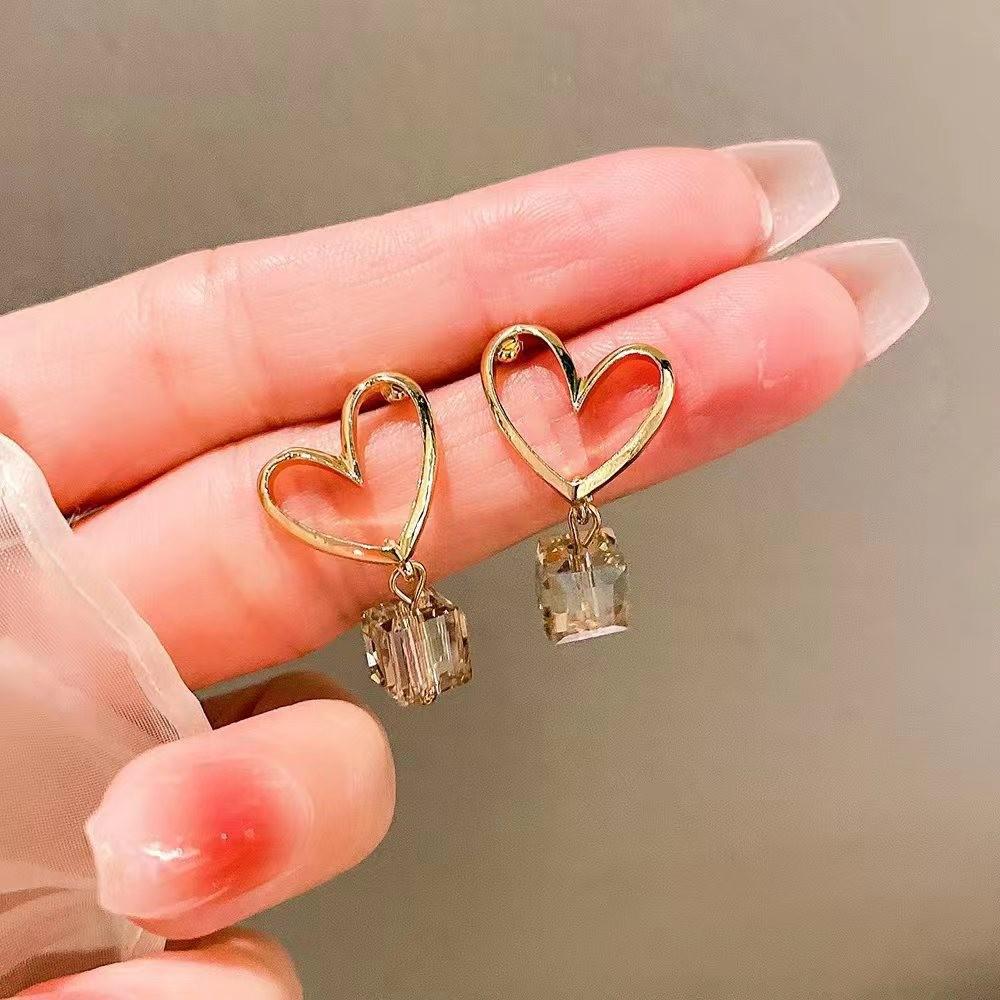Elegant Imitation Pearl and Diamond-Studded Earrings for Women