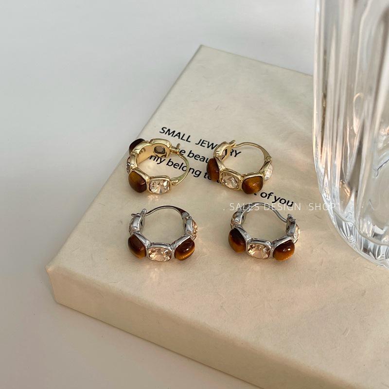 French Retro Tiger's Eye Crystal Round Earrings: Autumn/Winter Gold-Plated Copper Hoops for Women