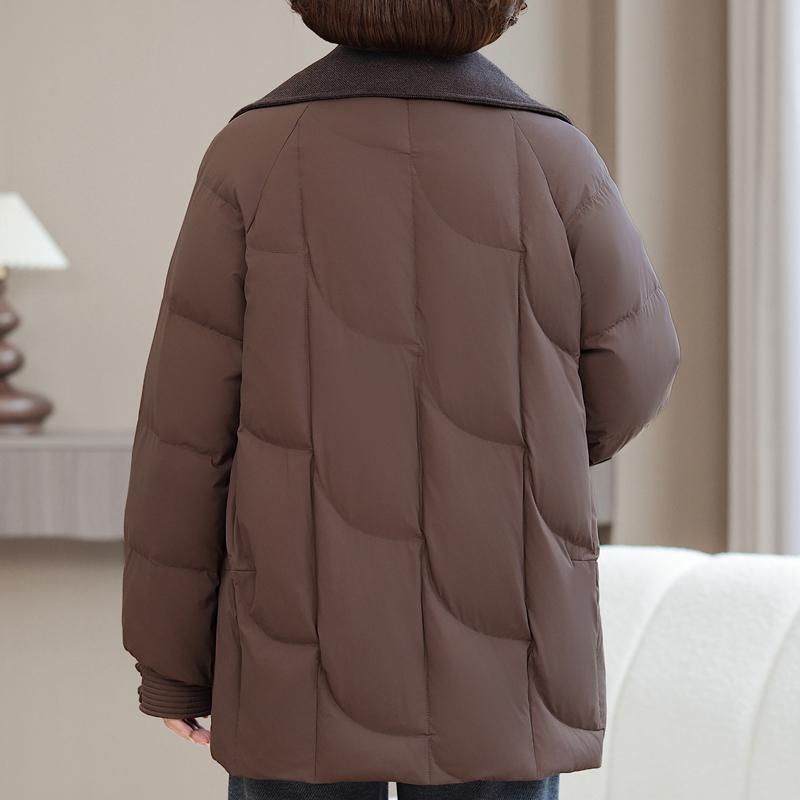 Nadměrná velikost XL-6XL Dámská krátká prošívaná bunda středního věku Zimní svrchní oděv s kapucí Elegantní výšivka Hřejivé péřové kabáty