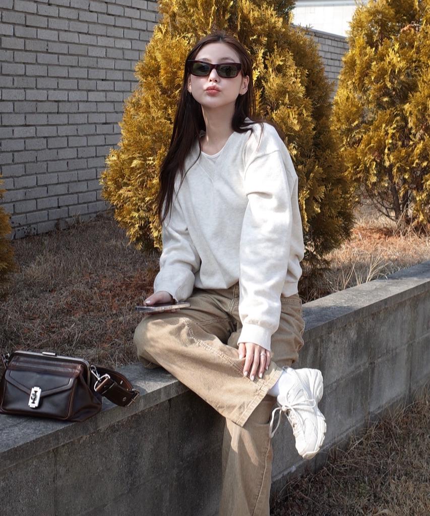 Banillaniteu Blooming Loose Fit V-Neck Knit