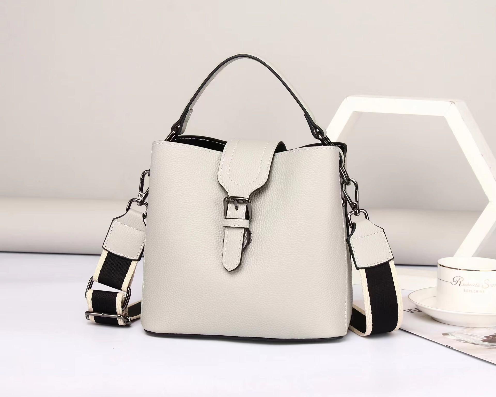 

Женская универсальная сумка через плечо и мессенджер из натуральной кожи - Мода 2025, Большая вместимость, Портативный дизайн в виде ведра 22x11x20 cm серый/белый