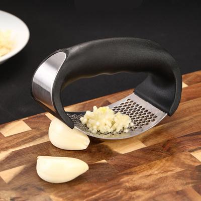 1ks Nerezový lis na česnek Manuální zakřivený lis na česnek Škrabka na česnek Štípač česneku Stroj na vymačkávání česneku