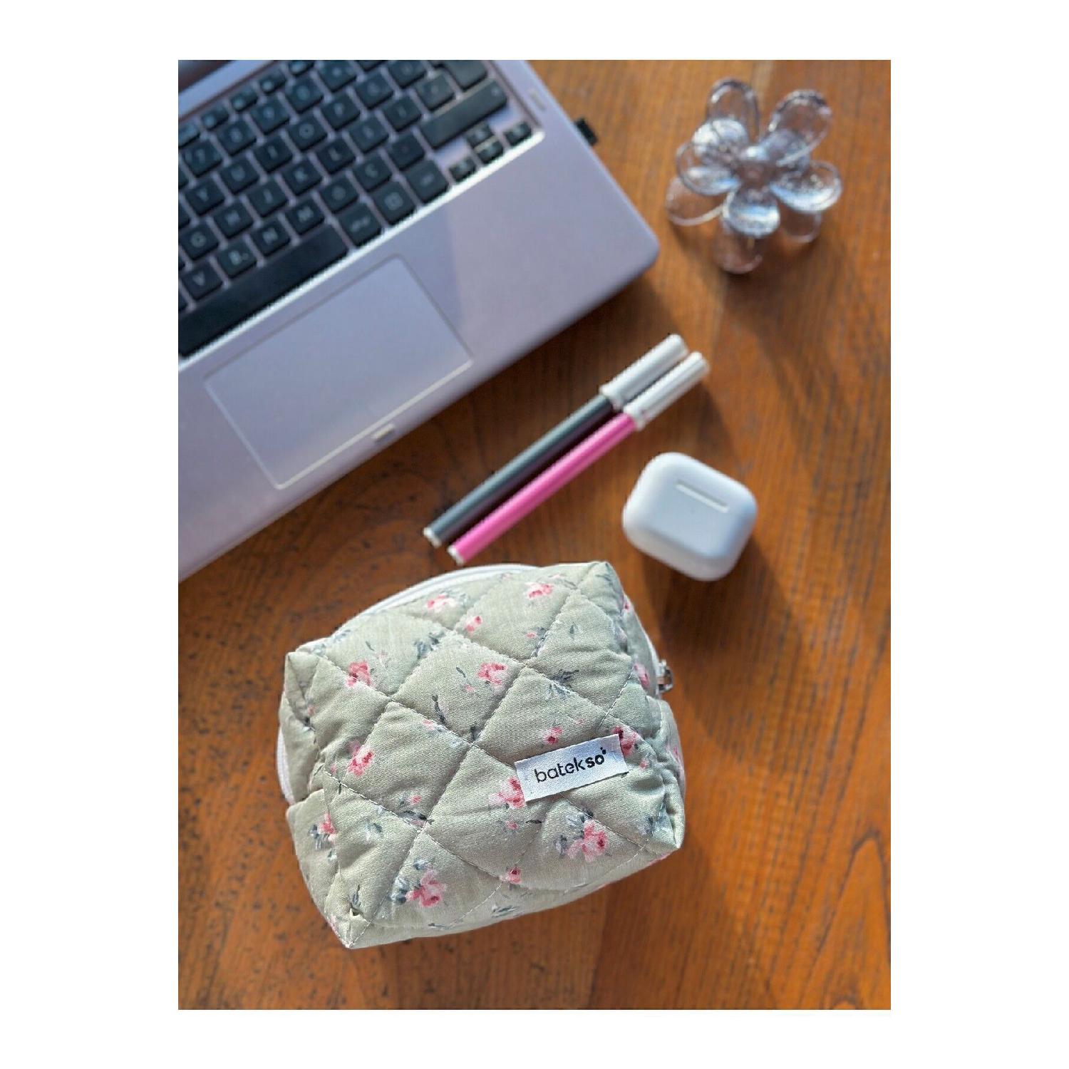 

Green Rose Pattern Makeup Bag - Small Size чистий