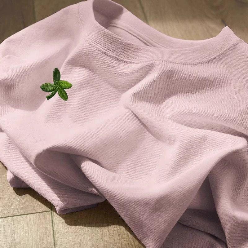 

Женская ретро футболка в гонконгском стиле с вышивкой в виде цветов из хлопка - Минималистичный свободный крой, летний дизайн XL (57.5-65 kg) розовый