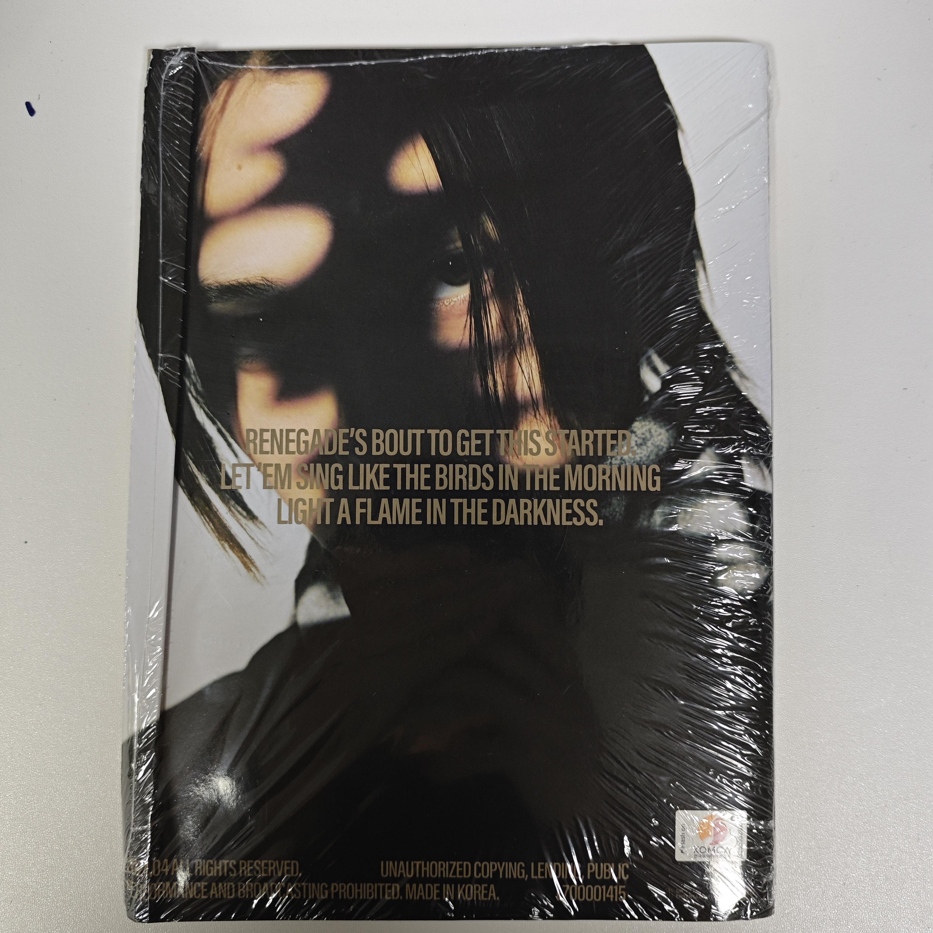 

LUCAS - ФОТОКНИГА с первого сингла [RENEGADE] Ver.B