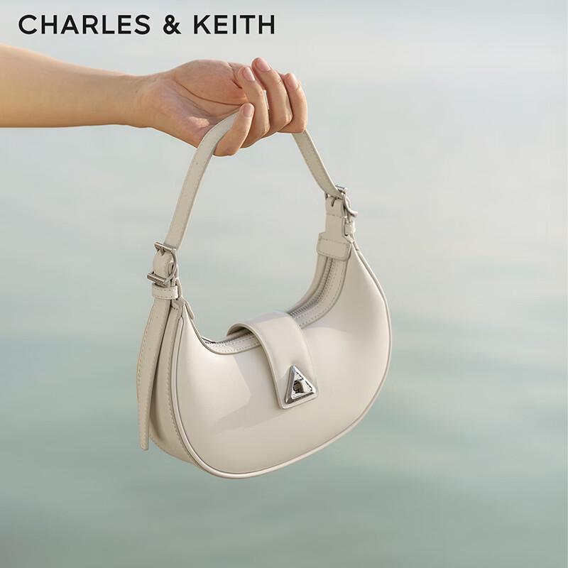 Сумка через плечо полумесяц с треугольной пряжкой CHARLES & KEITH S