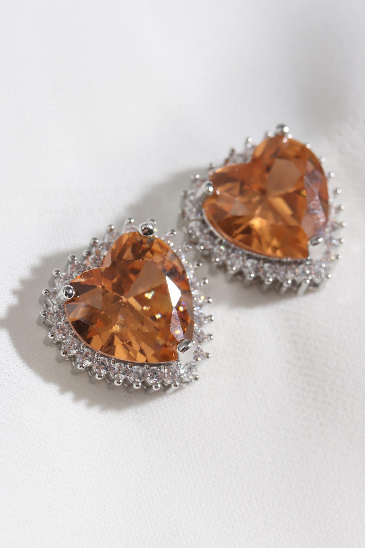 

Серебряная серьга-сердце с камнем медового цвета