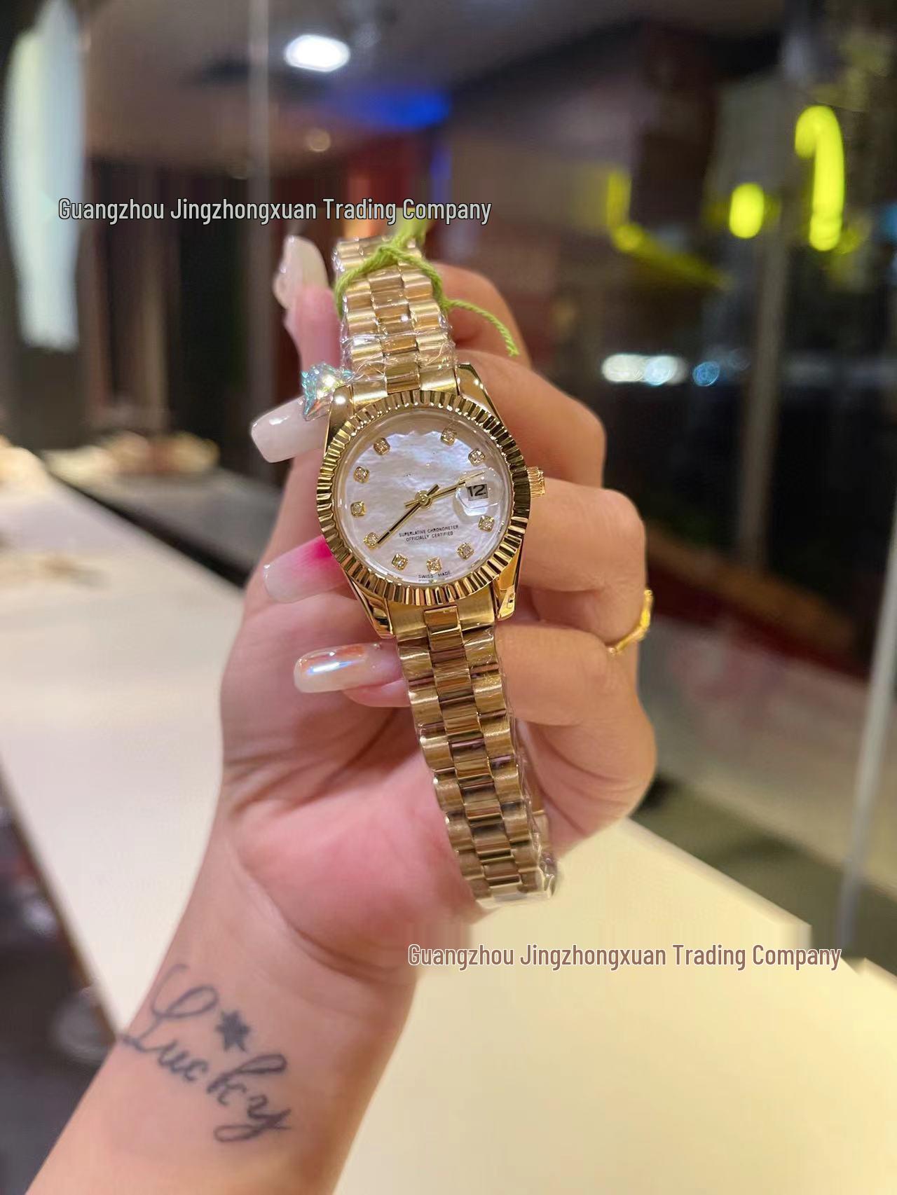 

Женские модные часы с бриллиантовым циферблатом, календарем, кварцевым стальным браслетом, перламутром и застежкой-бабочкой белый