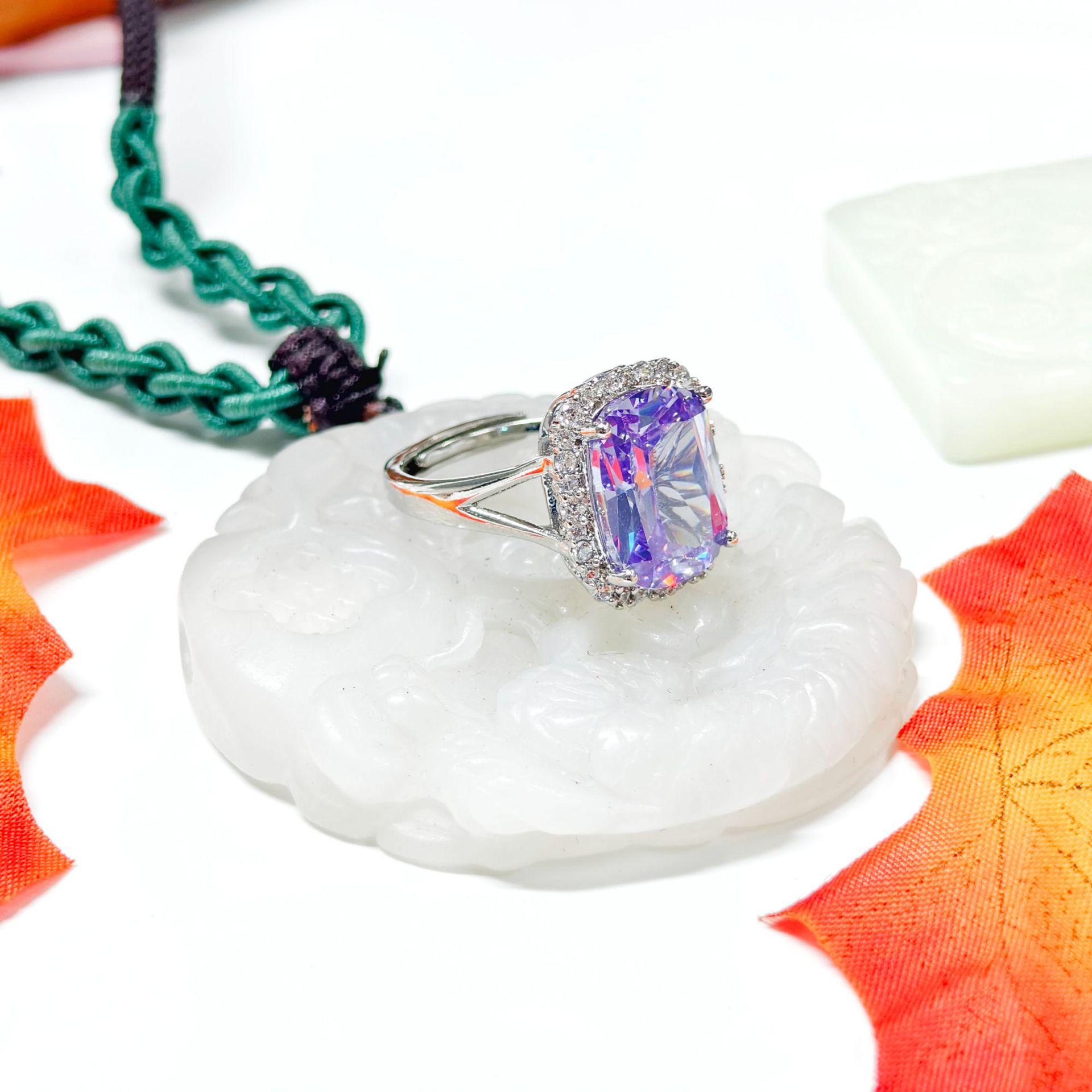 

Light Luxury Pink Diamond Sugar Cube Adjustable Ring for Women – Sparkly and Versatile