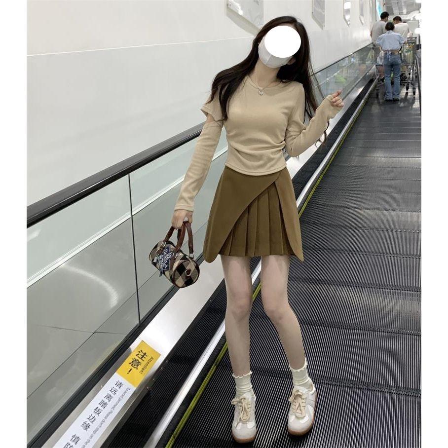 Round-neck, Hollowed-out Long-sleeved T-shirt for Women, A Unique and Stylish Short and Slimming Top In The Korean Style for Autumn