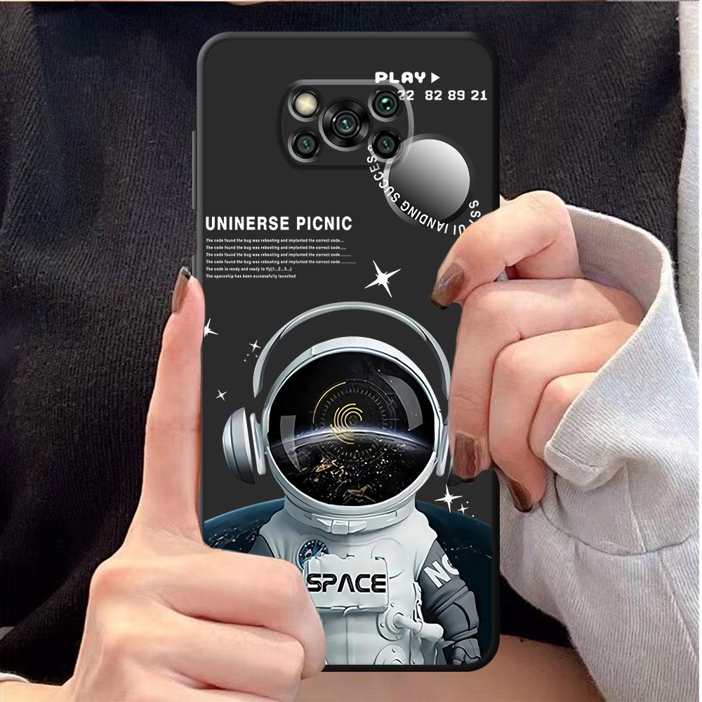 

Милый чехол для телефона с астронавтом для Xiaomi Poco F4 C40 X4 F3 GT M4 5G M3 F1 X3 NFC X3 Pro M3 Pro X3 GT X4 NFC F3 GT TPU мягкий черный Xiaomi Poco C40