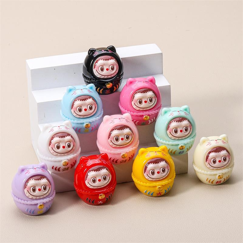 Un Dessin Animé Chat Mignon Porte-Bonheur Dharma Labubu Ornements de Voiture Mini Poupée Décor de Bureau Maison Poupée Jouet Accessoire DIY Cadeau pour Enfants