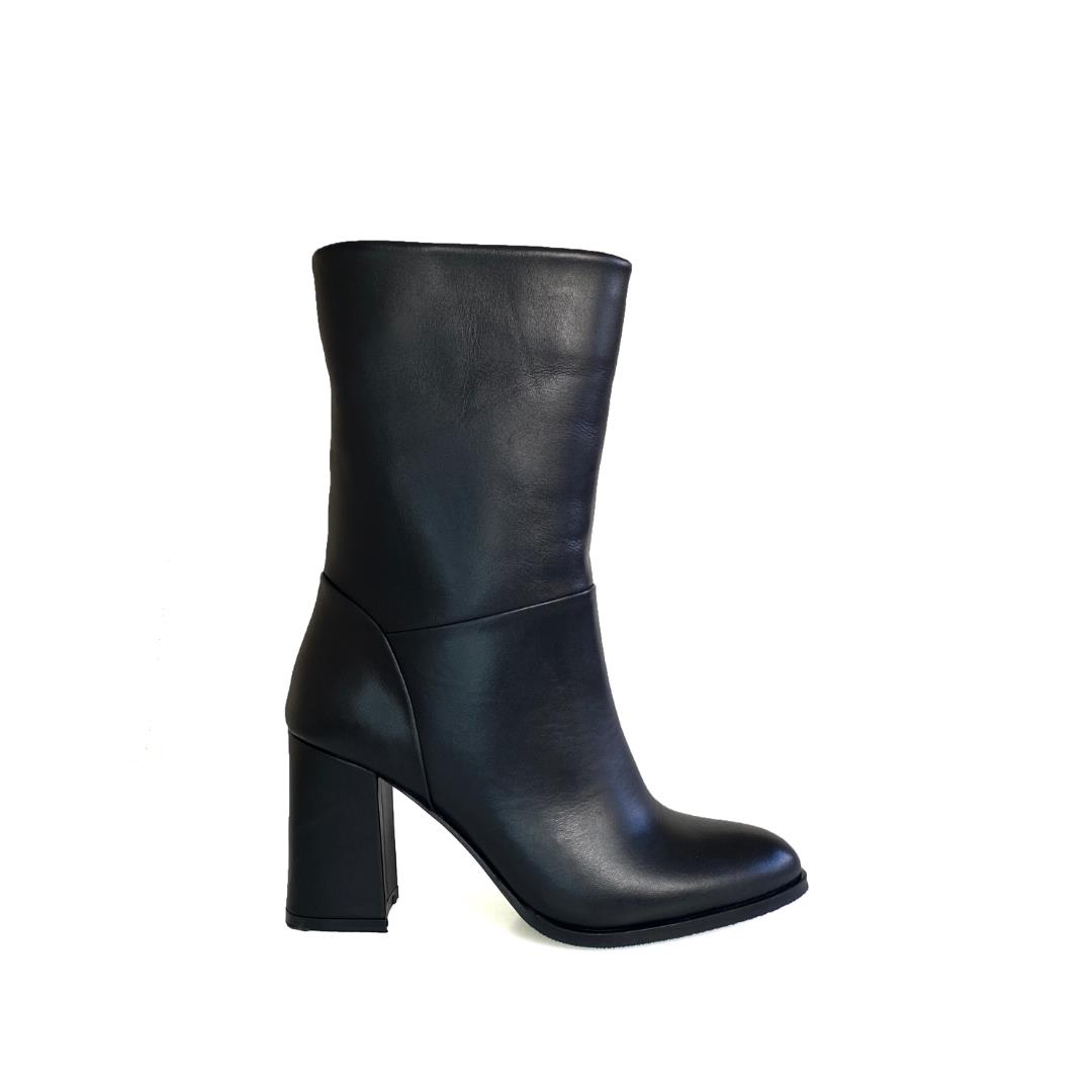 

Женские сапоги из натуральной кожи на высоком каблуке 37