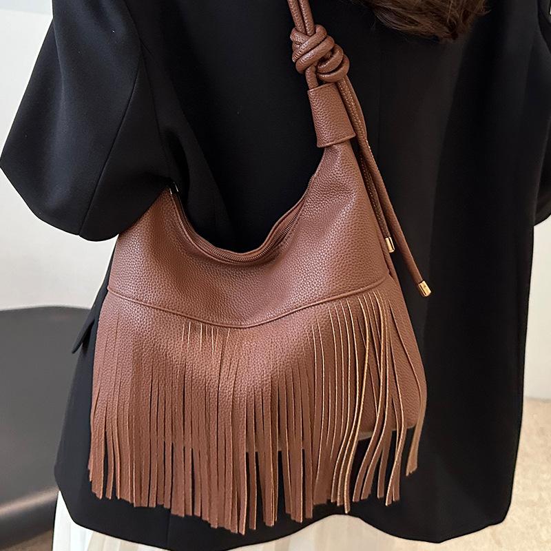 Сумка через плечо женская High-End Sense ретро модная сумка на плечо с бахромой трендовая нишевая сумка подмышкой