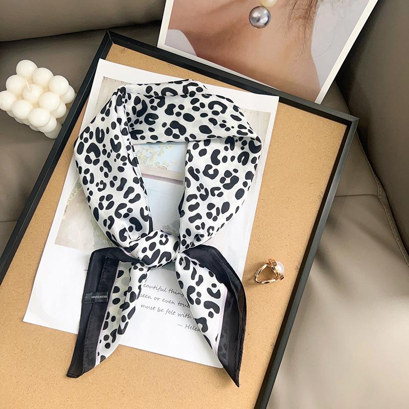 Classic fashionable retro leopard print small square scarf women's 1116 spring and summer new high-end versatile silk scarf small scarf headband