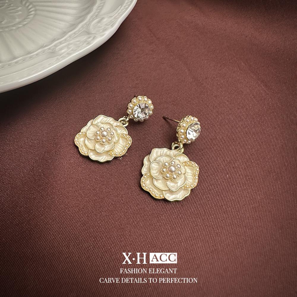 Light Luxury Pearl Stud Earrings Celebrity Temperament Flower Earrings Elegant High-end Earrings