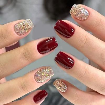 24 Pezzi Unghie Finte Press On Lucide Color Bordeaux con Glitter, Forma Mandorla Corta, per le Feste Invernali, Facili da Applicare