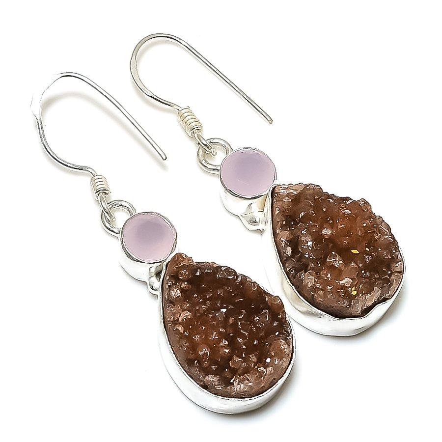 

Ювелирные серьги ручной работы с кавенситовыми друзами и халцедоном 1,81 дюйма VM-1582