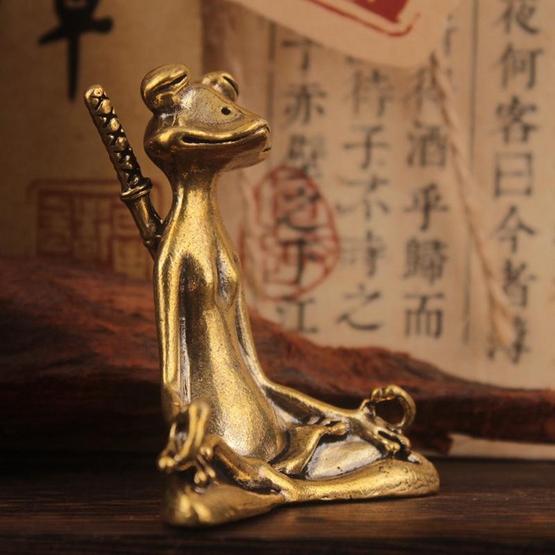 Retro Mässing Mästergroda Bärande Ett Svärd Liten Staty Lyckosam Skrivbordsdekoration Djurfigurer Heminredning Tillbehör Gåvor