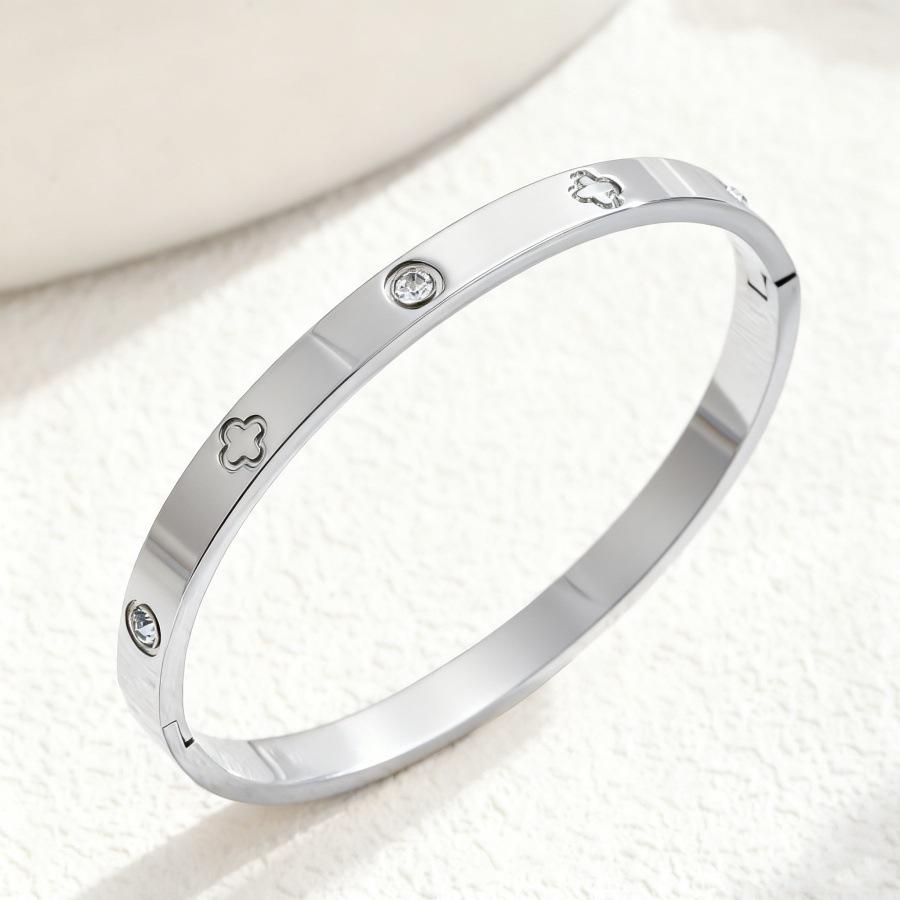 

Титановый браслет Cartier-Inspired с бриллиантовым четырехлистником и отделкой из нержавеющей стали в стиле light luxury 18K серебряный