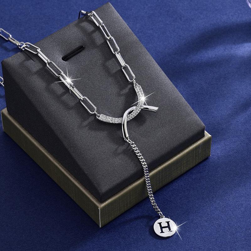 

Стильное ожерелье из титановой стали для женщин с блестящими элементами и буквой серебряный