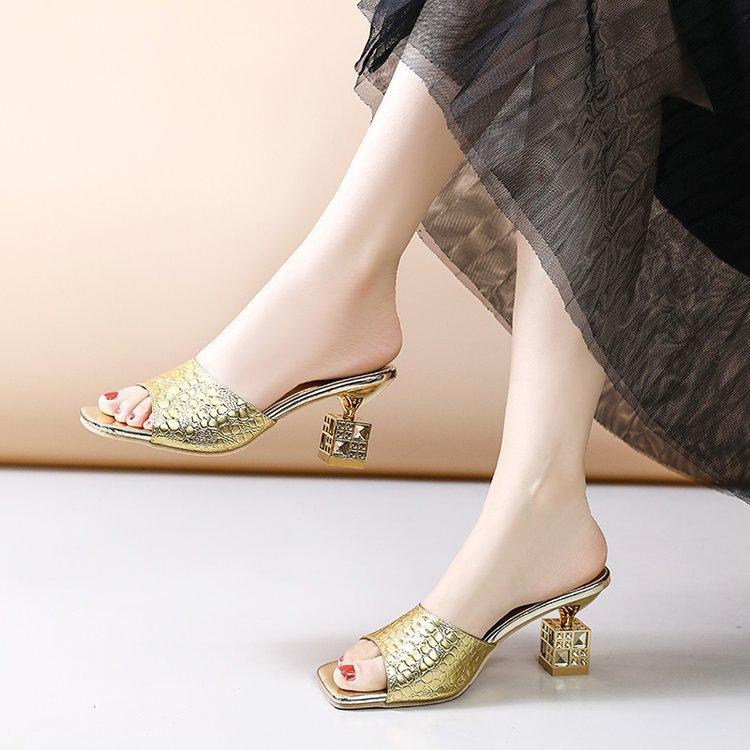 

Однословные тапочки летние сандалии новинка 2025 высокие каблуки мода уличная одежда нишевые спиральные тапочки французский темперамент шлепанцы 39 золотой