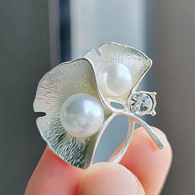 

Винтажная брошь с листьями гинкго золотого цвета, корейская мода, жемчужные металлические очаровательные броши для женщин, роскошный дизайн, ювелирные изделия, подарки