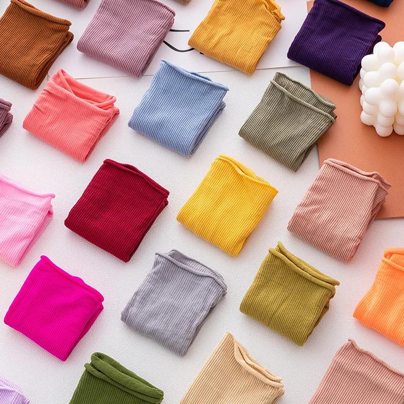 Ein Paar japanische koreanische Damensocken aus eisdünnen, losen Wadensocken im Sommerstil aus Nylon im College-Stil, einfarbige Socken