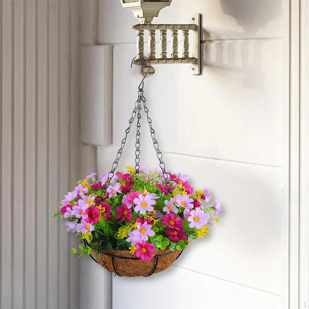 Blumenarrangement im Hängekorb mit Kette für Gartendekoration
