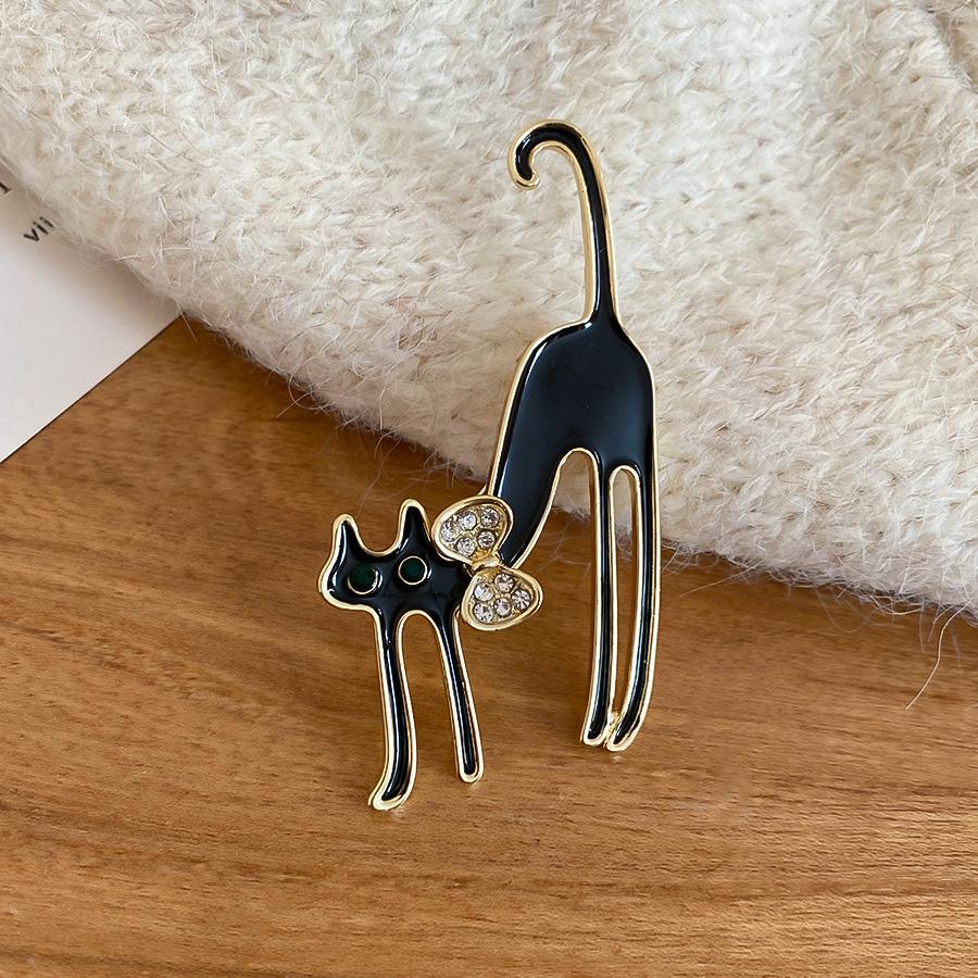 

Diamond dripping kitten brooch creative cartoon cute pin clothing accessories