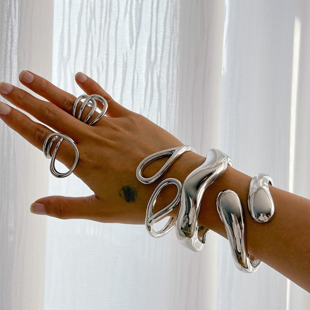 Bracciale rigido aperto a forma di goccia d'acqua esagerata lucida ins doppio anello personalizzato con fibbia a molla gioielli per le mani da donna