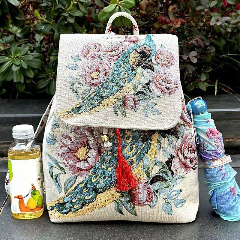2025 Nová taška v etnickém stylu Vyšívaná plátěná taška Stahovací klopa Batoh Dámský ležérní Batoh s výšivkou zlatou nití