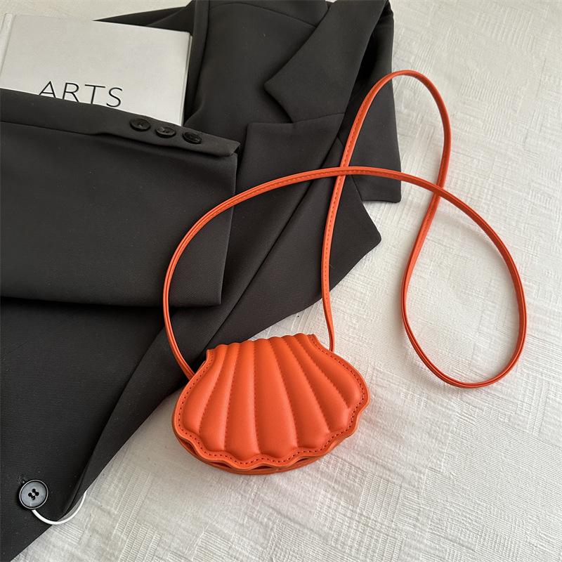 Women's bag niche design 2025 summer new trend fashion casual messenger bag simple shell bag