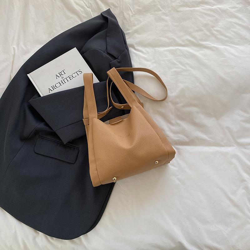 

Niche high-end sense handbag women s 2025 new lychee pattern soft-sided messenger bag fashionable commuter vegetable basket bag