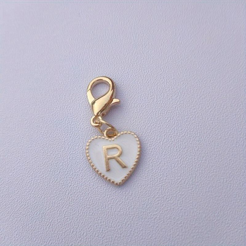 Hetsäljande 26 engelska bokstäver vit dubbelsidig persikohjärta nyckelring hjärtformad legeringsaccessoarprydnad