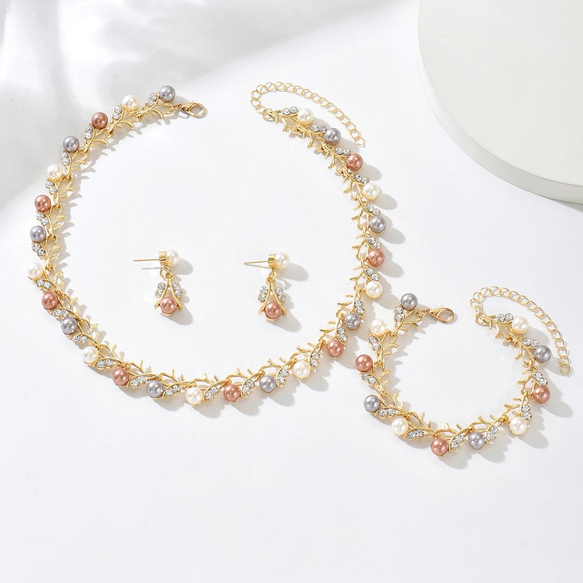 

Новий набір біжутерії зі сплаву Перлинні сережки Намисто Браслет Три предмети Жіноча біжутерія, Сукня 2453