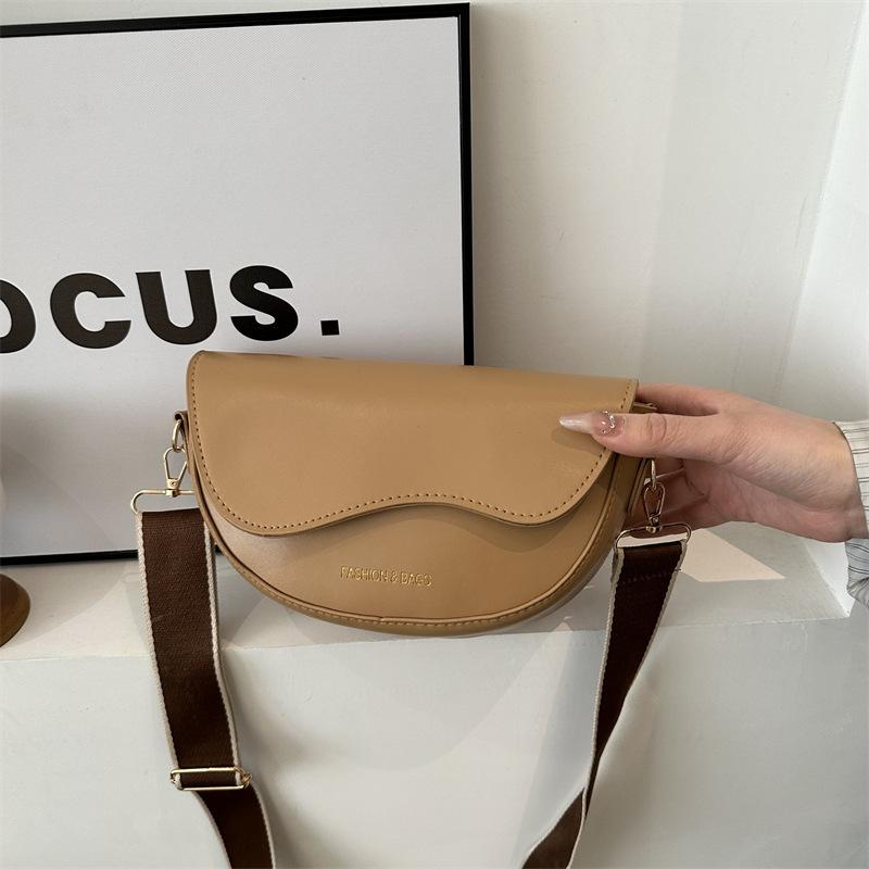 This Year Popular Fashion Korean Version Wide Shoulder Strap Single Shoulder Messenger Bag 2025 Internet Celebrity Retro Temperament Saddle Bag Early 