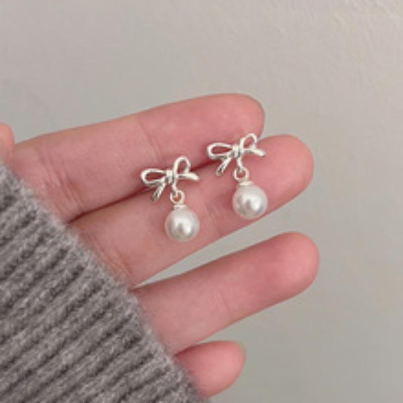 Orecchini a lobo farfalla in argento sterling S925 da donna design di nicchia ins senso del design orecchini senza fastidio orecchini per buco dell'orecchio semplici