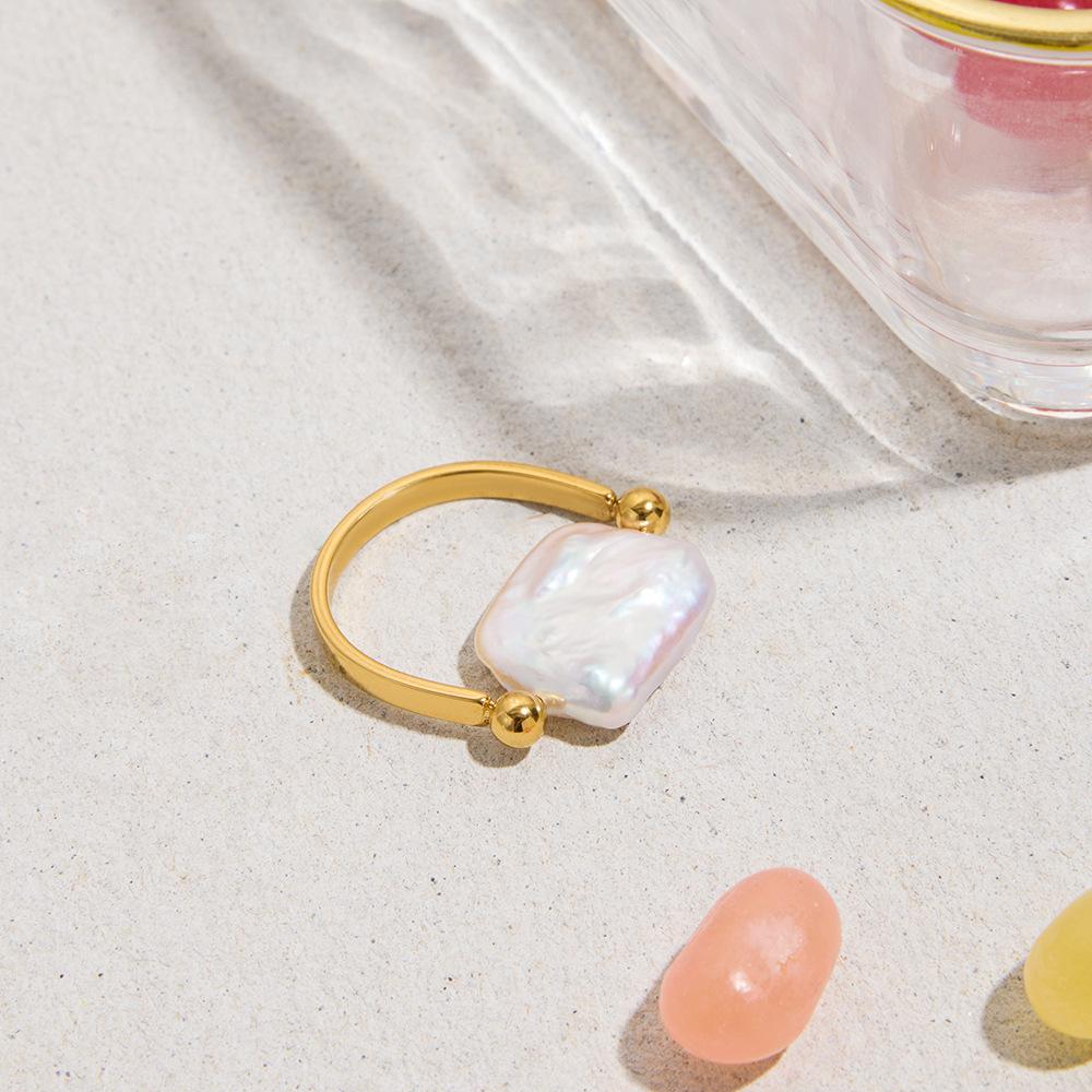 Elegant and Elegant Design 18K Gold, Square Freshwater Pearl Ring Jewelry