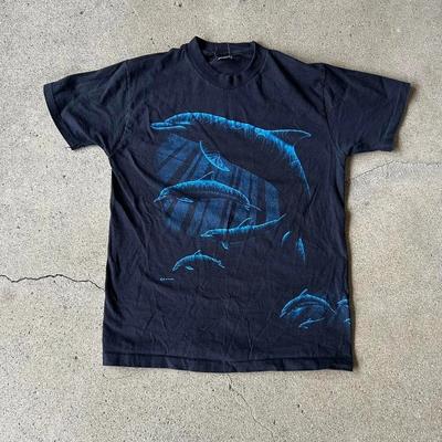 T-shirt grafica wraparound natura con stampa grande delfino vintage anni '90