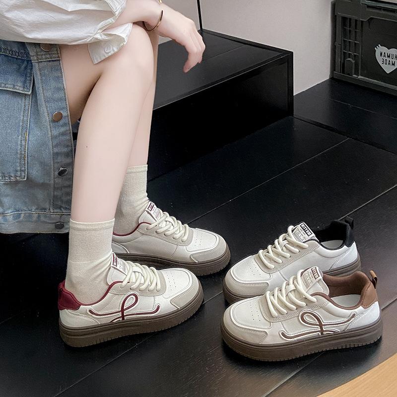 Global versatile small black white shoes women's 2025 autumn new niche non-collision high-value couple casual board shoes