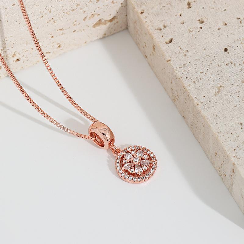 

Оригинальный дизайн ожерелья с четырехлистным клевером на удачу, инкрустированное круглыми бриллиантами корейское простое ожерелье с камелией