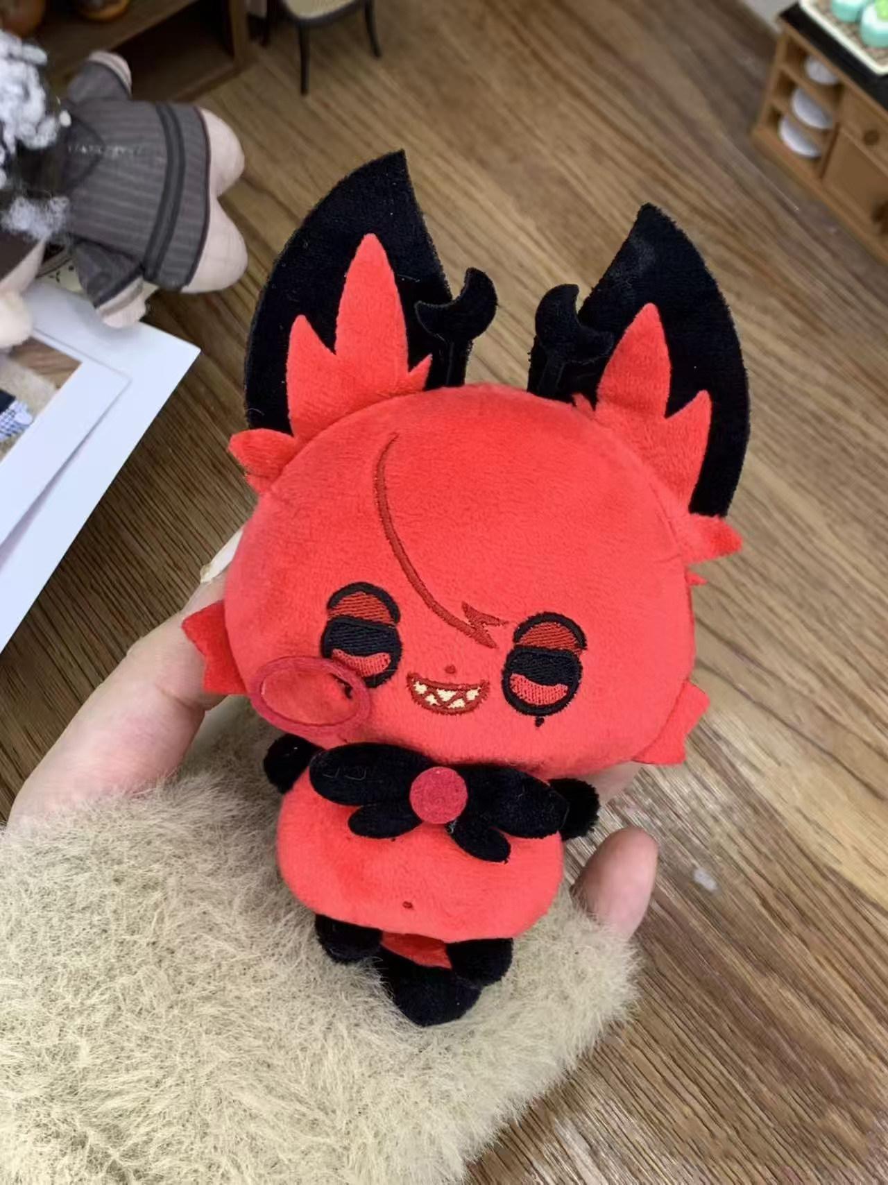 10cm Niedlicher Anime Hazbin Hotel Lucifer Alastor Plüschtier Stoffpuppe Spielzeug Lucifer Plüsch Anhänger Schlüsselanhänger Puppe Geburtstags-Weihnachtsgeschenke